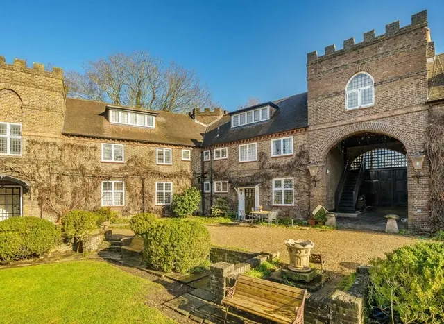 Castle Way, Hanworth Park, TW13, photo 1