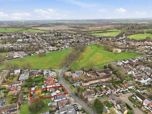 Loughton Lane, Theydon Bois, CM16, photo 1