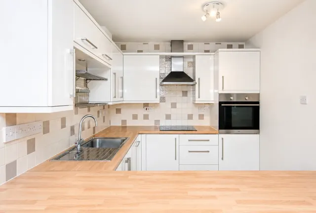 2 bedroom flat — 1 St James Court, Clarendon Road, Harpenden, Hertfordshire