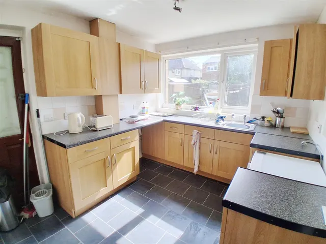 Hayman Crescent, Hayes, photo 3