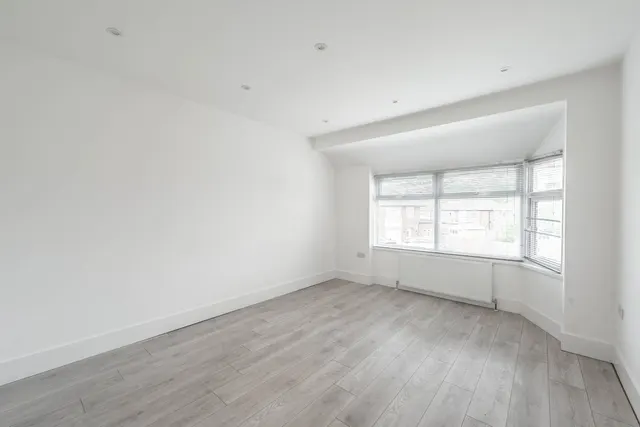 Photo 3 — 3 Oak Gardens, Edgware