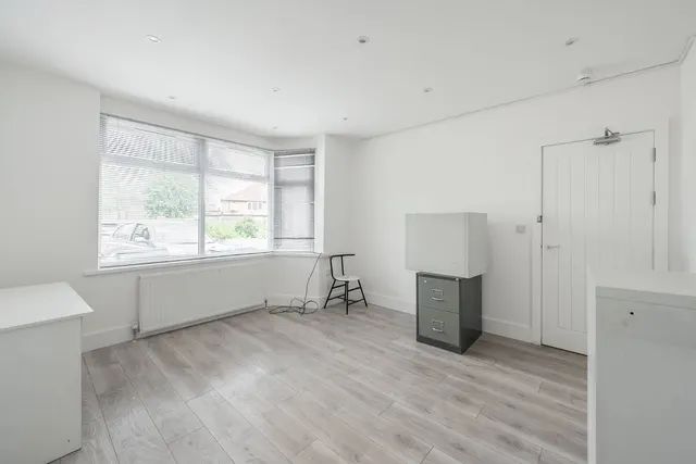 3 Oak Gardens, Edgware, photo 1