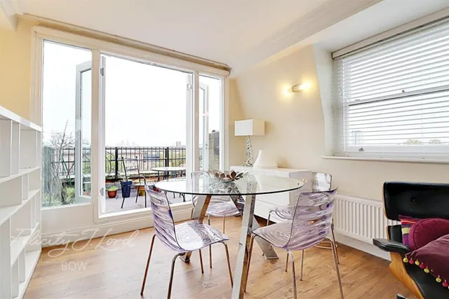 Bow Road, E3, photo 2