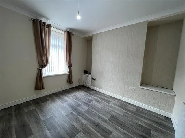 Eastland Road, Neath, SA11, photo 2