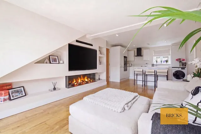 Photo 2 — Epping New Road, Buckhurst Hill, IG9 5JT