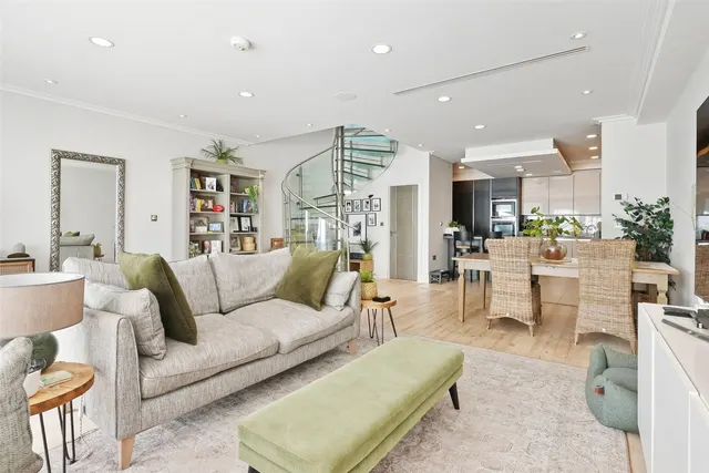 Globe House Central, 1 Chertsey Road, TW1 1LJ, photo 1