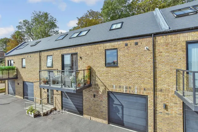 Upnor Road, Lower Upnor, ME2, photo 1
