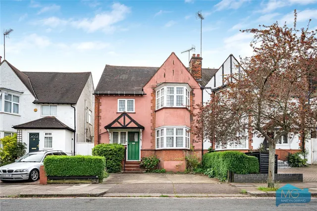 Lyndhurst Gardens, London, N3, photo 1