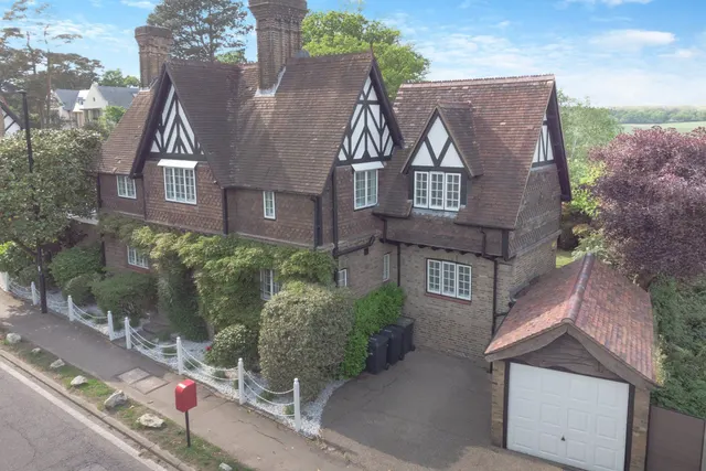Camlet Way, Hadley Wood, Hertfordshire, EN4 0NL, photo 1