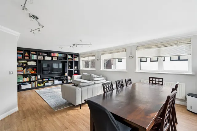 Viceroy Court, Northwood, HA6, photo 3