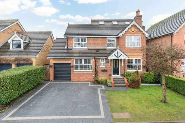 Photo 3 — Thorpeside Close, Staines-upon-thames...