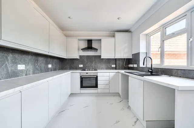 Holly Hill Lane, Sarisbury Green, SO31, photo 2
