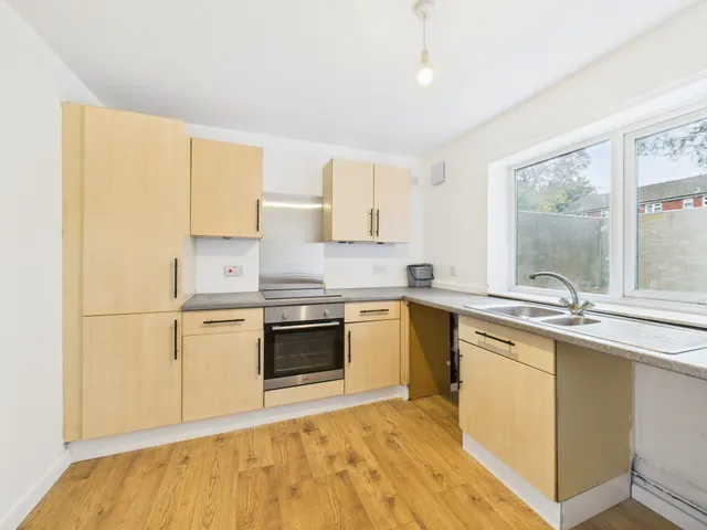 Frescade Crescent, Kings Furlong, Basingstoke, RG21, photo 1