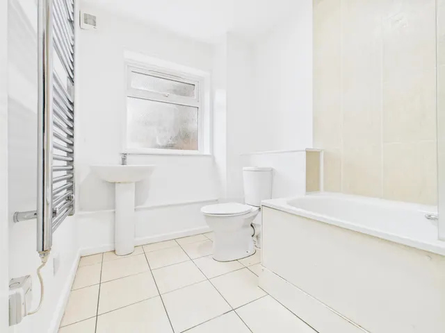 Photo 3 — Frescade Crescent, Kings Furlong, Basingstoke, RG21