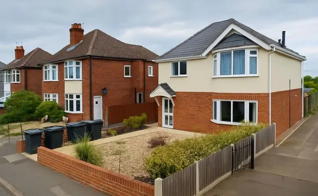 Wallisdown Road, Bournemouth BH11 8PP, photo 1