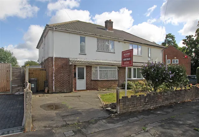 Larksfield Avenue, Bournemouth, photo 1