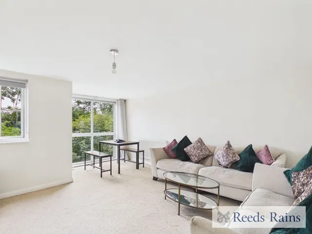 Kidman Close, Gidea Park, RM2, photo 2