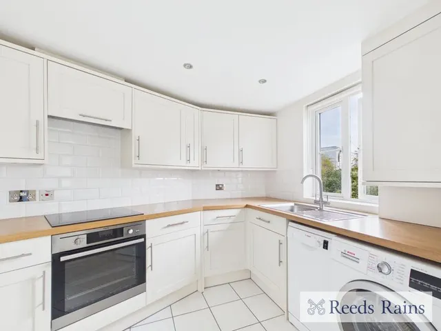 Kidman Close, Gidea Park, RM2, photo 3
