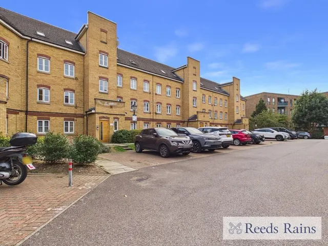 Kidman Close, Gidea Park, RM2, photo 1