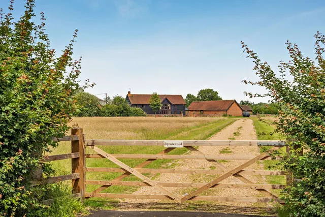Guildford Road, Alfold, Cranleigh, Surrey, GU6 8JS, photo 1