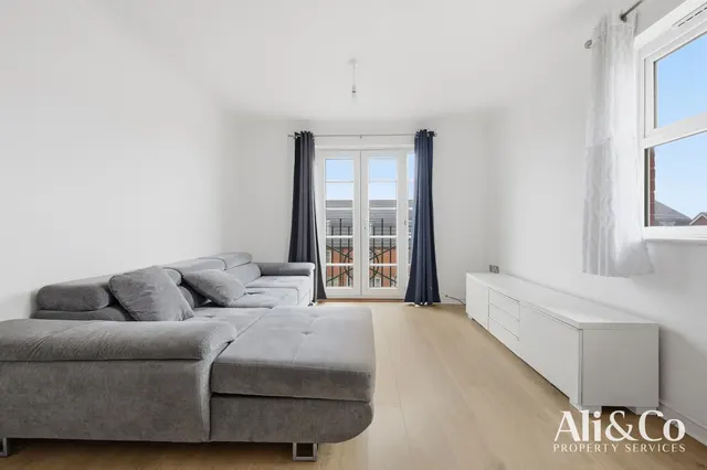 Photo 3 — Rawlyn Close, Chafford Hundred, Essex, RM16 6BP