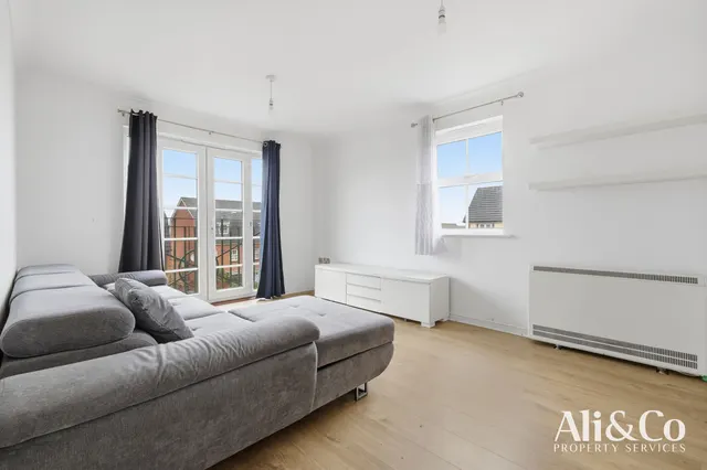 Photo 2 — Rawlyn Close, Chafford Hundred, Essex, RM16 6BP