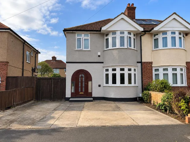 Cambridge Close, Hounslow, TW4, photo 1
