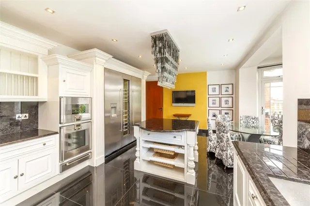 Finchley Road, Hampstead, NW3, photo 2