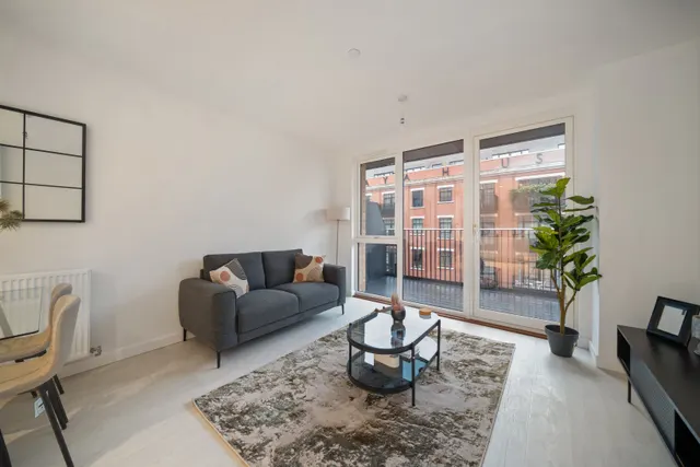Farine Avenue, London, UB3, photo 1