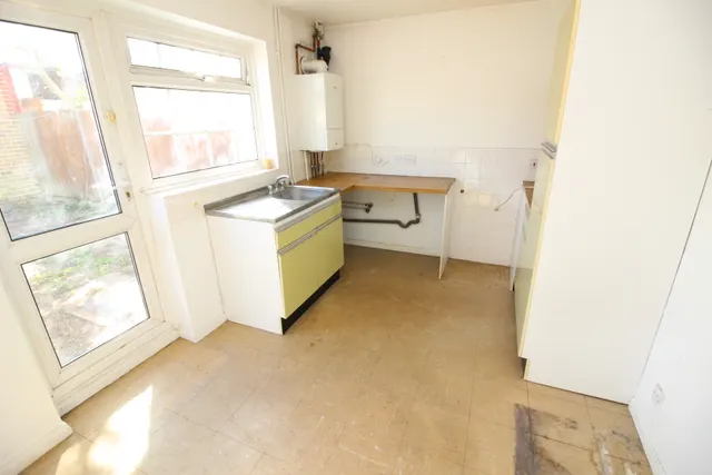 Photo 3 — Trent Way, WORCESTER PARK, Surrey, Worcester Park, KT48TW