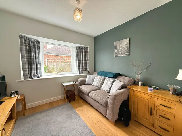 Kendal Avenue, Sale, photo 3