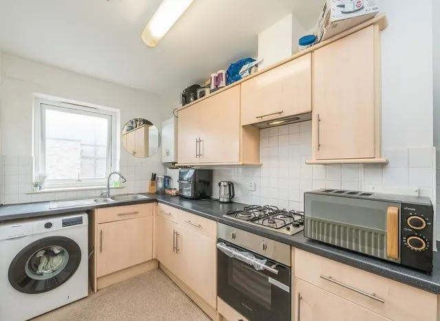 Issa Road, Hounslow, TW3, photo 2