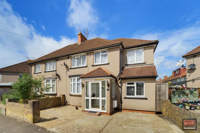 Avenue Road, Feltham, photo 1