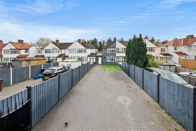 Uxbridge Road, Feltham, photo 1