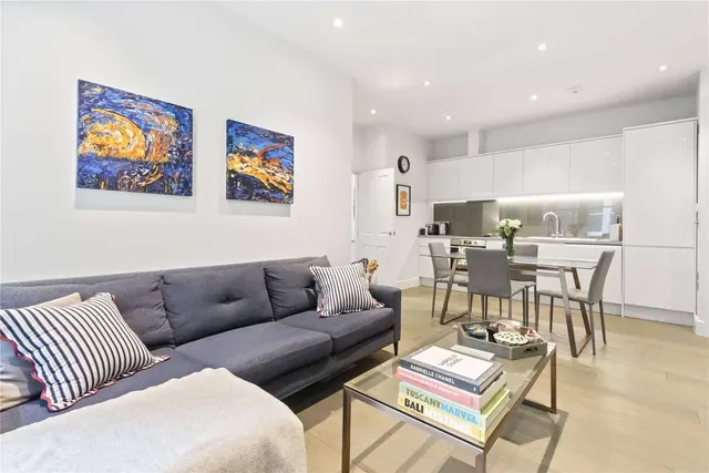 Photo 3 — Prince of Wales Drive, London, SW11 4BJ