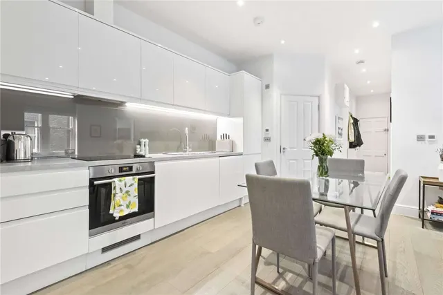 Photo 2 — Prince of Wales Drive, London, SW11 4BJ
