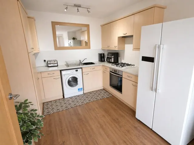Chertsey Road, Feltham, TW13, photo 2