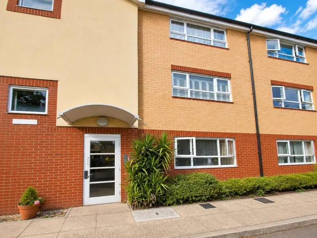 Chertsey Road, Feltham, TW13, photo 1