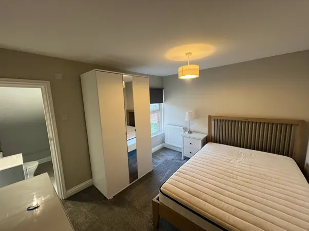 West Green, RH11, photo 2