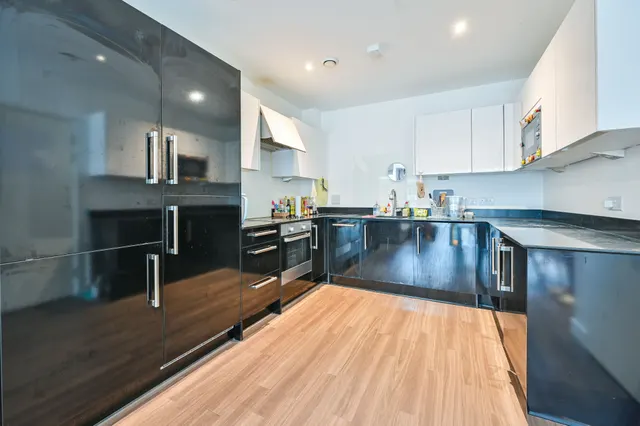 Photo 2 — Flat 10 Porter Building, 130 Spa Road, London