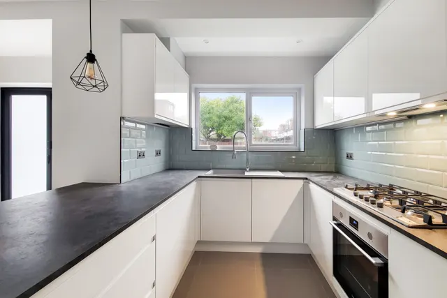 Photo 3 — 25 Edenvale Road, Mitcham