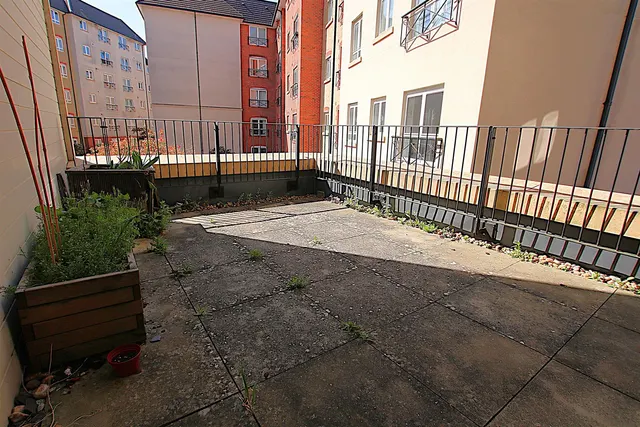 Photo 2 — Apartment with Private Terrace, Northampton
