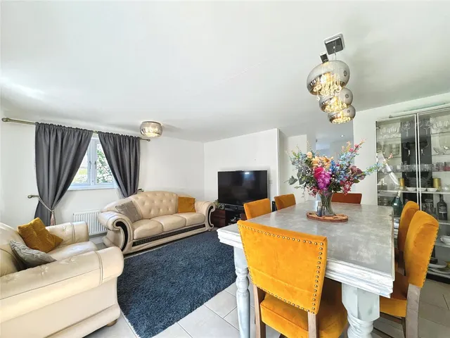 Photo 2 — Fullbrook Avenue, Spencers Wood, Reading, Berkshire, RG7 1FE