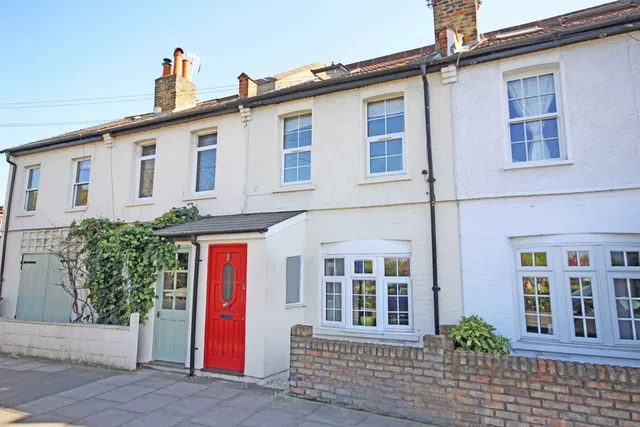 Shacklegate Lane, TW11, photo 1