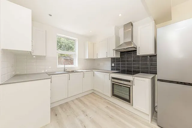 Shacklegate Lane, TW11, photo 3