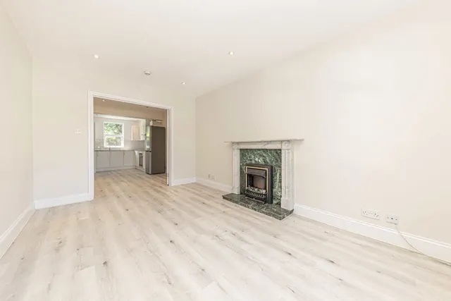 Shacklegate Lane, TW11, photo 2