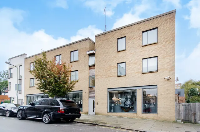 Flat 2, 3 Llanvanor Road, London, photo 1