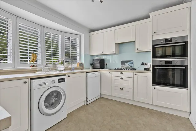 Revesby Close, West End, GU24, photo 3