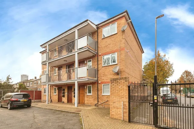 Batten Street, London, SW11, photo 1