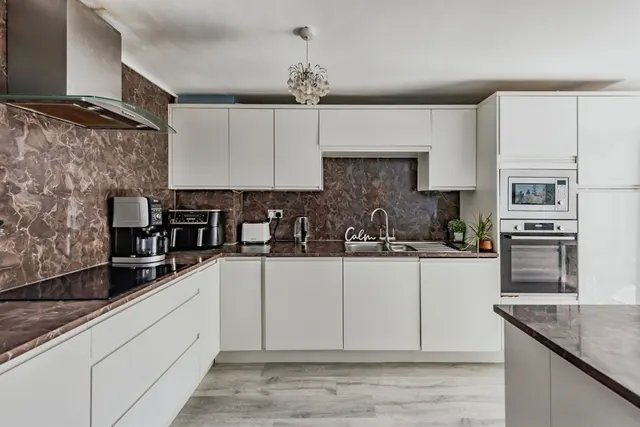 Sharon Close, Crawley, RH10, photo 3